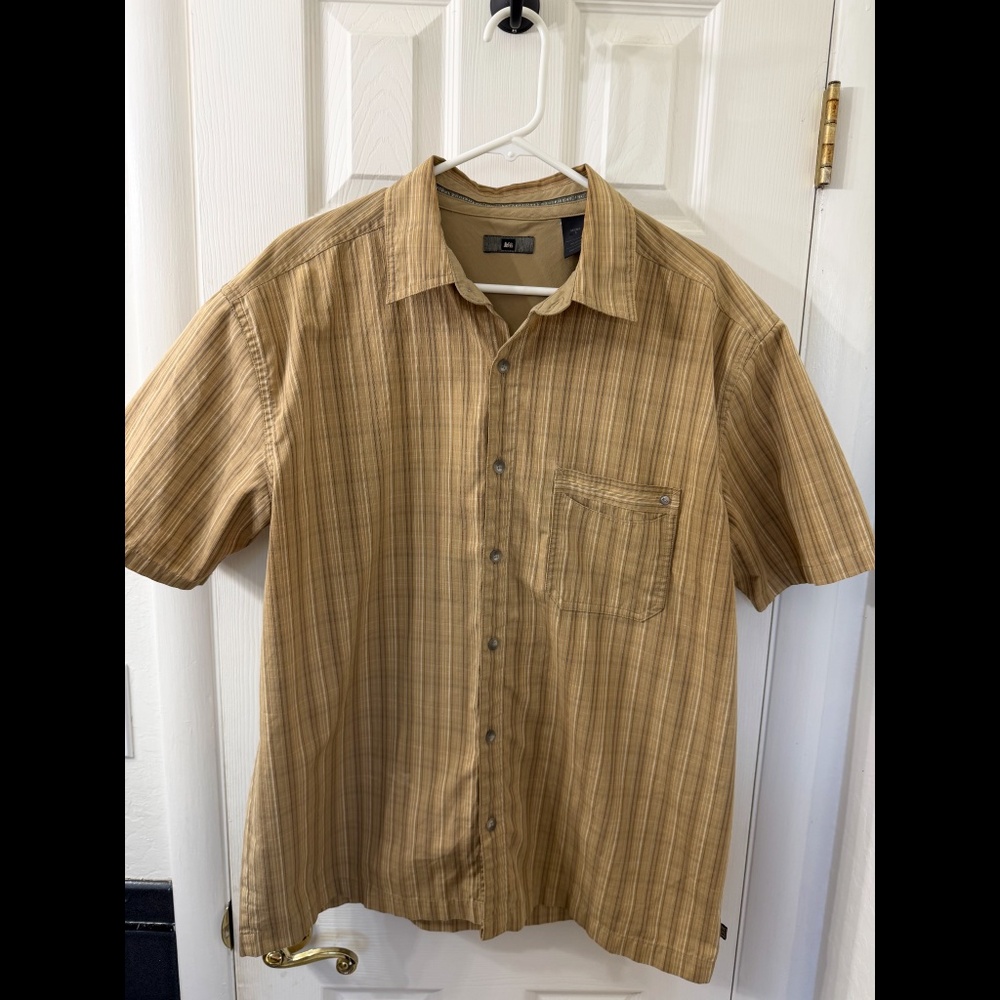 Men’s REI Short Sleeved, Striped Button up Casual Shirt. Size Large